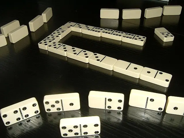 How to always win when playing dominoes: You should keep pieces of different value